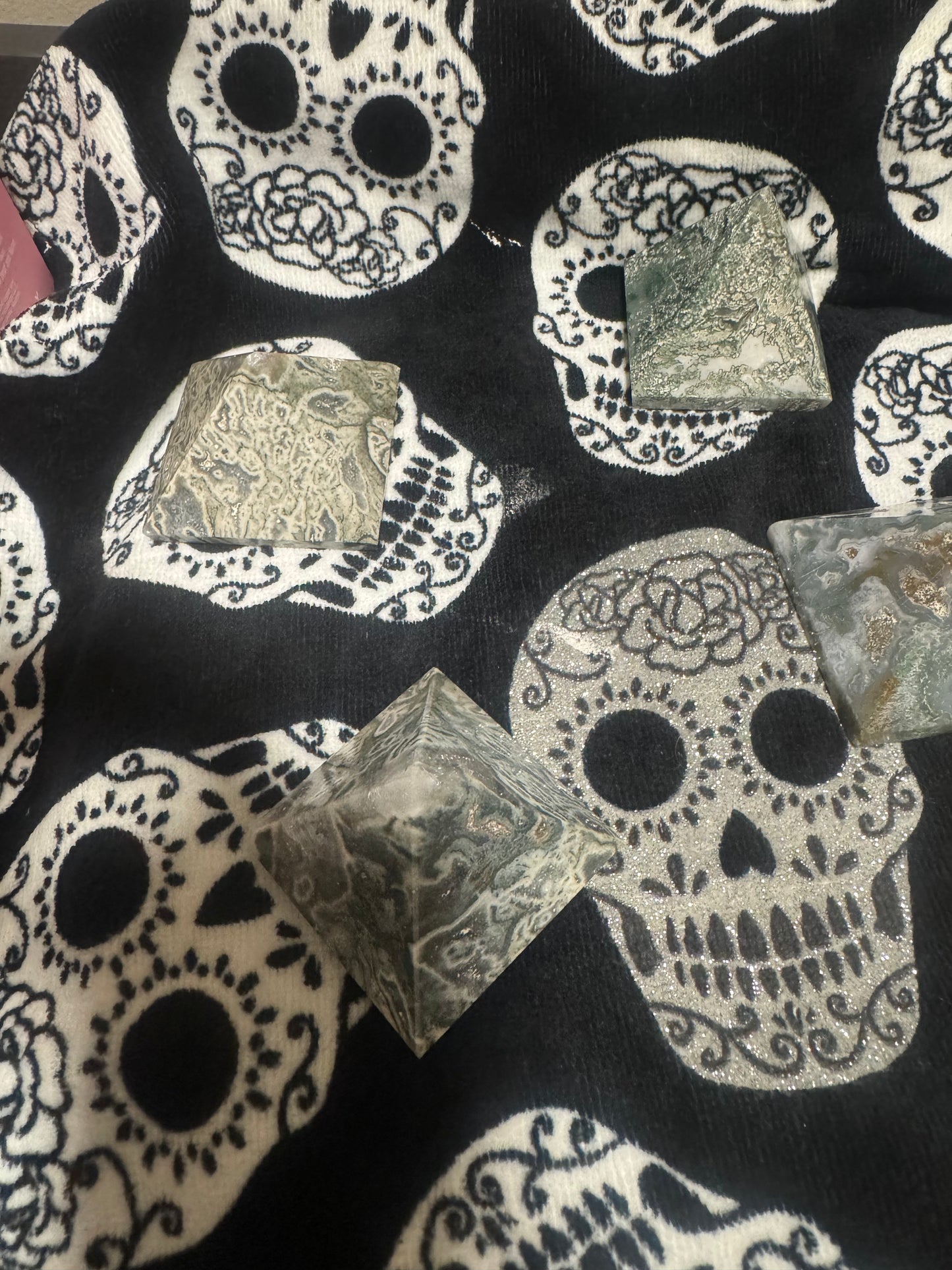 Pyramid green  moss agate