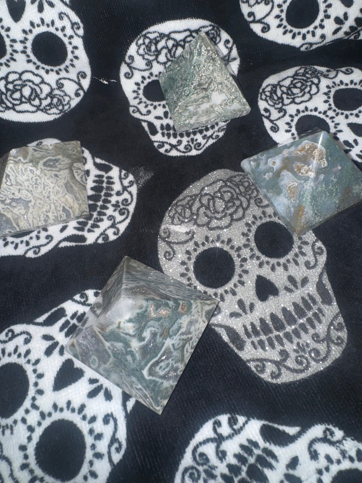 Pyramid green  moss agate