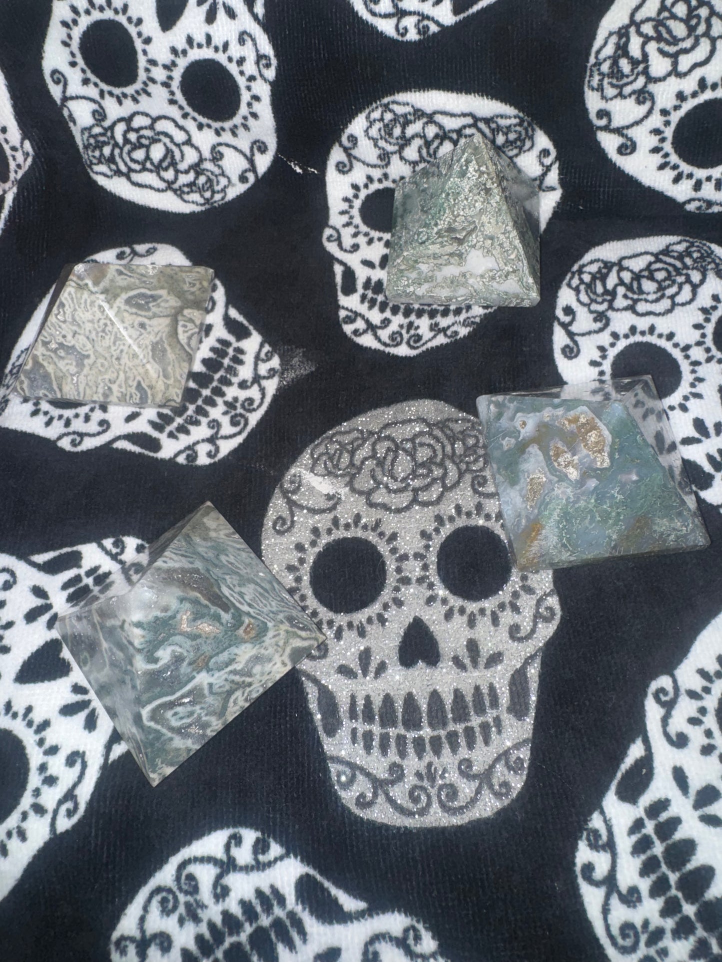 Pyramid green  moss agate