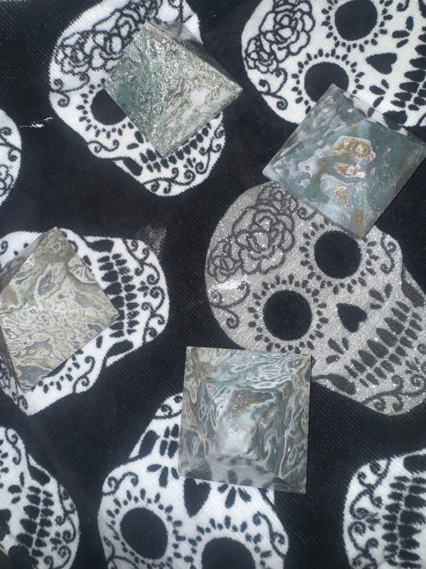 Pyramid green  moss agate